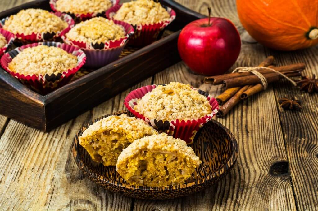 Flavored muffins with pumpkin and apple